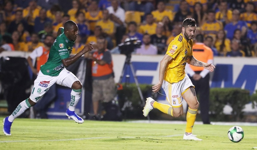 André Pierre Gignac disputando el balón en la final (Imago7)