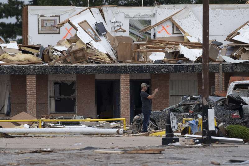 Bomberos y socorristas se encontraron con una escena "devastadora" en El Reno. (AFP)