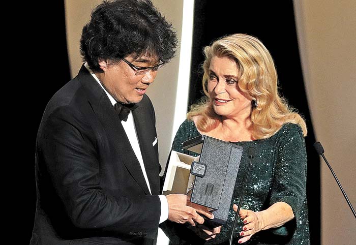 Catherine Deneuve entrega el premio principal al director Bong Joon-ho.