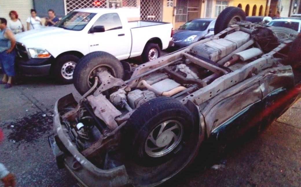 Camioneta vuelca tras chocar con auto, un lesionado en Ciudad Madero ...