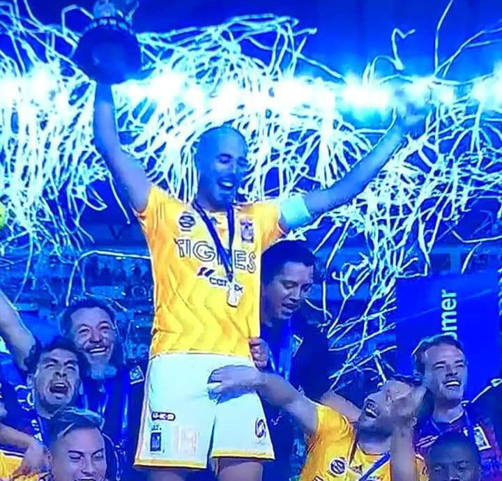 Gignac 'agarra' testículos a Pizarro (Especial)