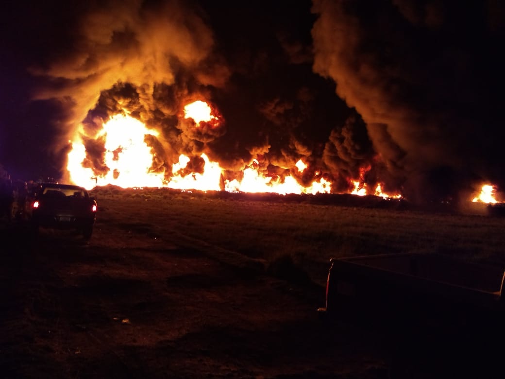Incendio en ducto de Pemex en Cuautepec de Hinojosa. (Cortesía)