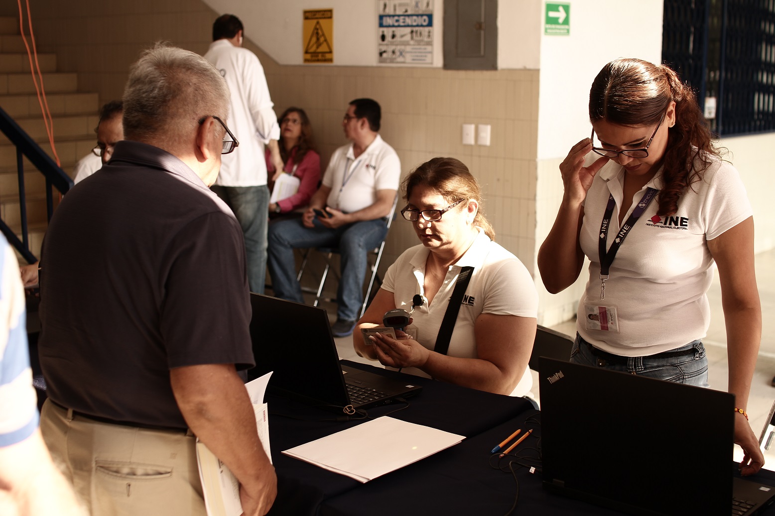 El INE se encargó de registrar a los asistentes y asegurarse de que las credenciales correspondieran al distrito diez. (Franco González)