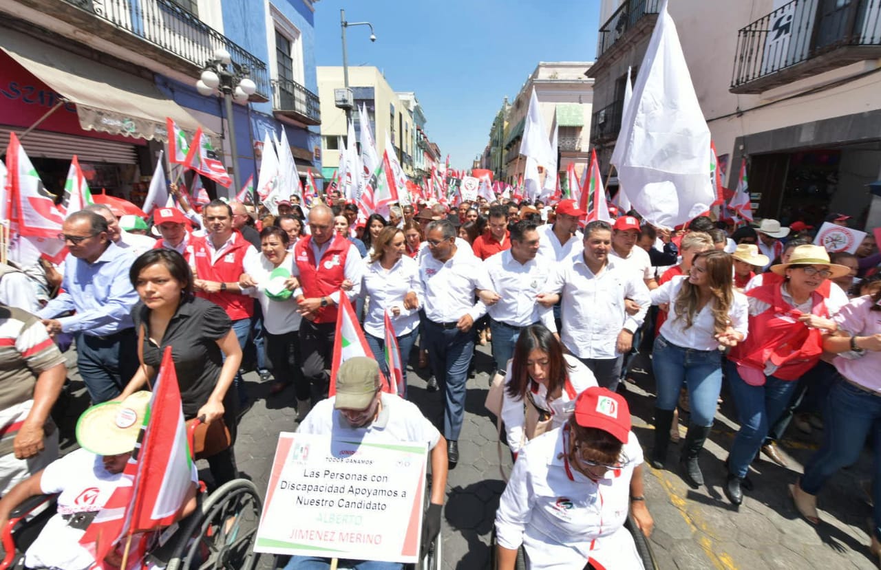Jiménez Merino y Ruiz Massieu llegaron hasta el templete ubicado en la 5 Poniente 122, a una calle de la catedral de Puebla.  (Jaime Zambrano)