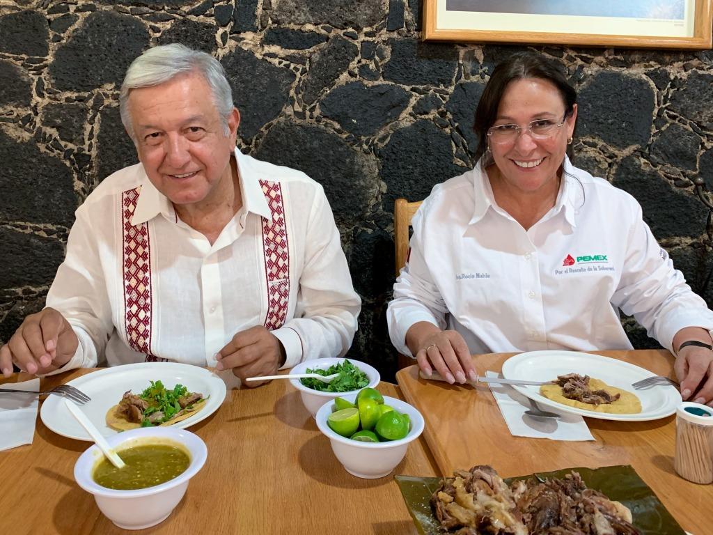 El Presidente hizo una parada para comer en compañía de Rocío Nahle (Especial)