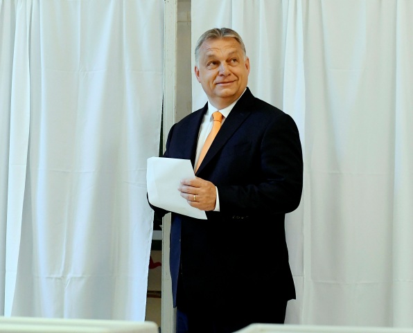 Viktor Orban después de emitir su voto en Hungría. (AP)