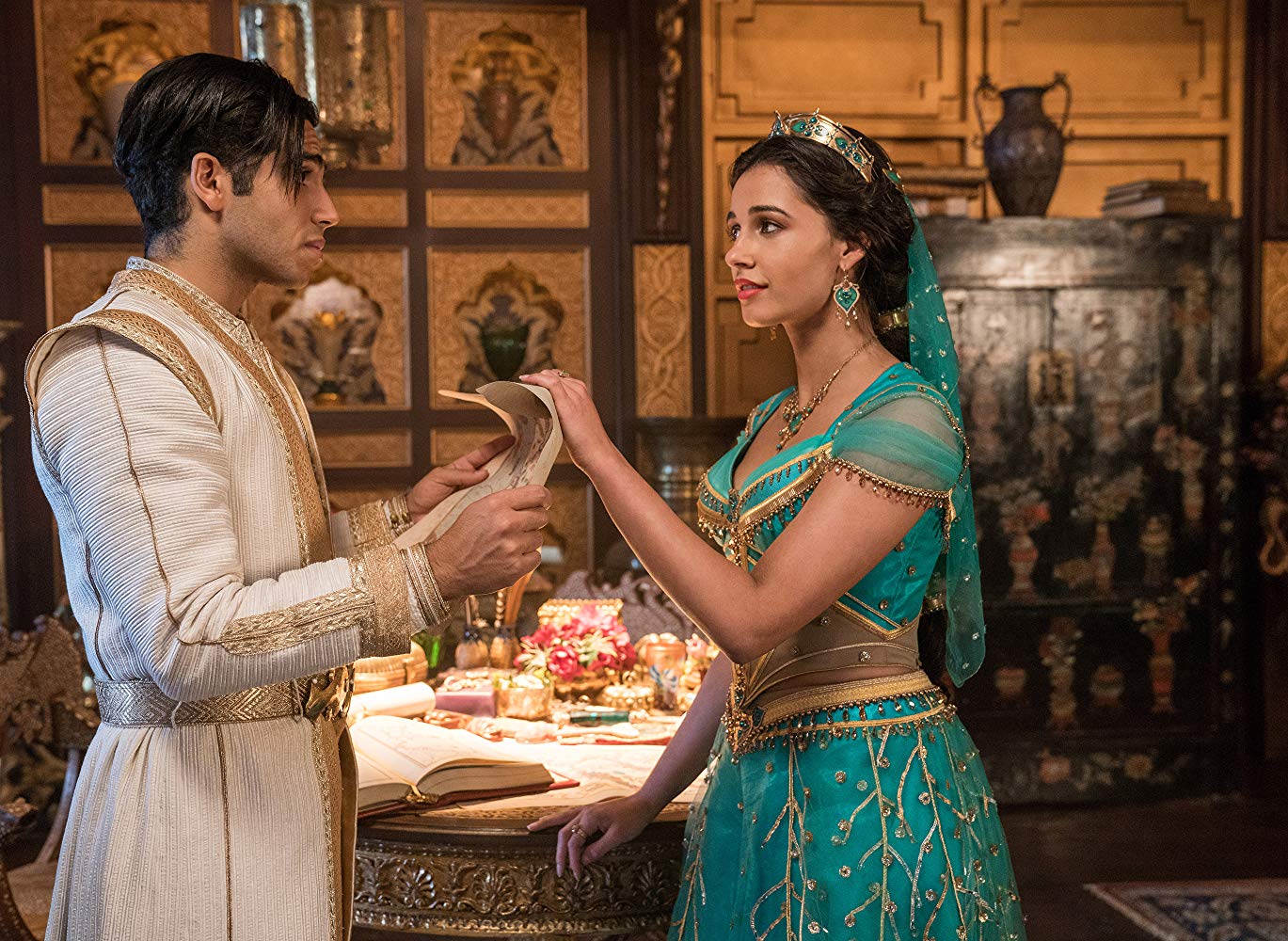 Aladdin es protagonizada por Naomi Scott y Mena Massoud (Especial).
