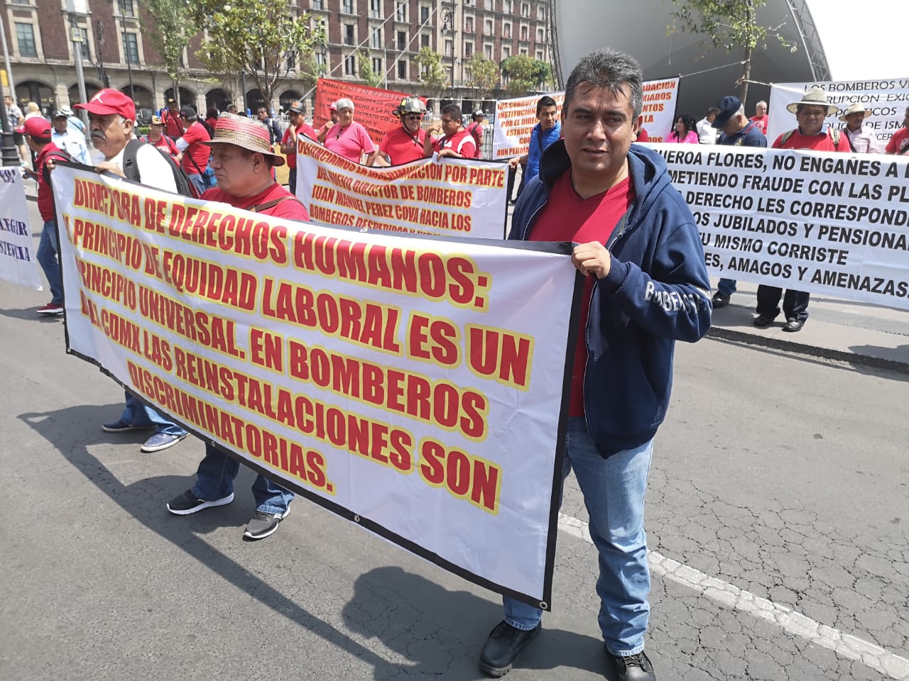 Los bomberos realizan esta protesta luego de haber marchado de la explanada del Hemiciclo a Juárez. / César Velázquez
