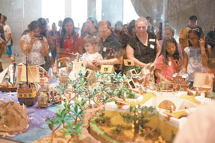 Cientos de familias se dieron cita en el evento de inicio de la exposición. RAÚL PALACIOS