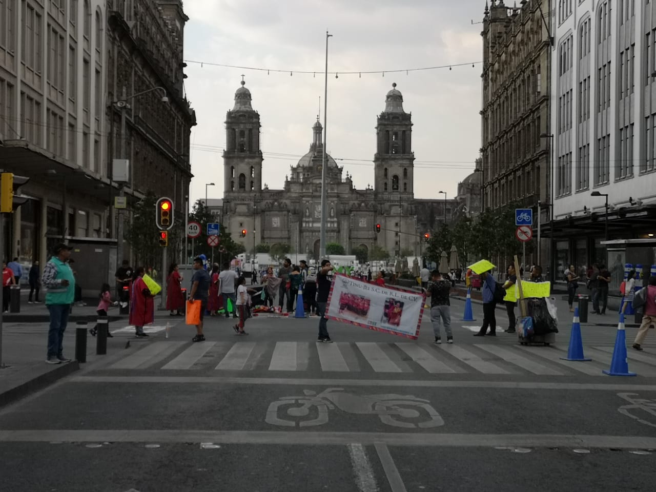 Comerciantes triquis exigen un lugar para comercializar sus artesanías. (Jorge Becerril)