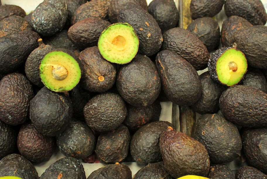 Contrario al aguacate, el mango, tomate y la cebolla han bajado su precio. (Archivo)