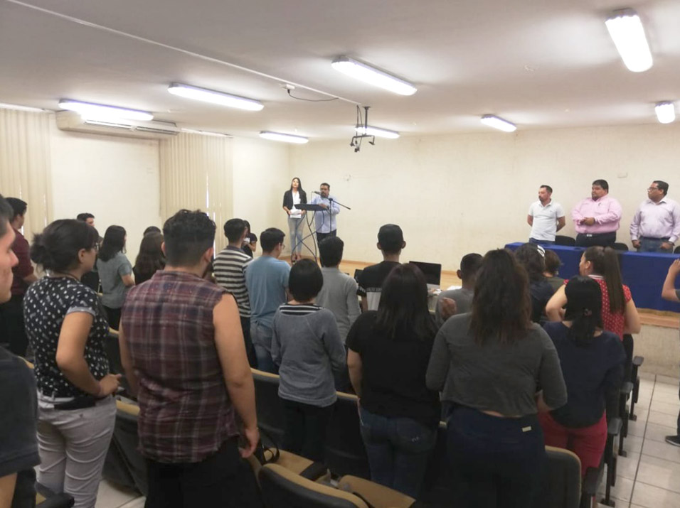 El foro fue propuesto por alumnos de la carrera optativa de periodismo. (Silvia Ayala)