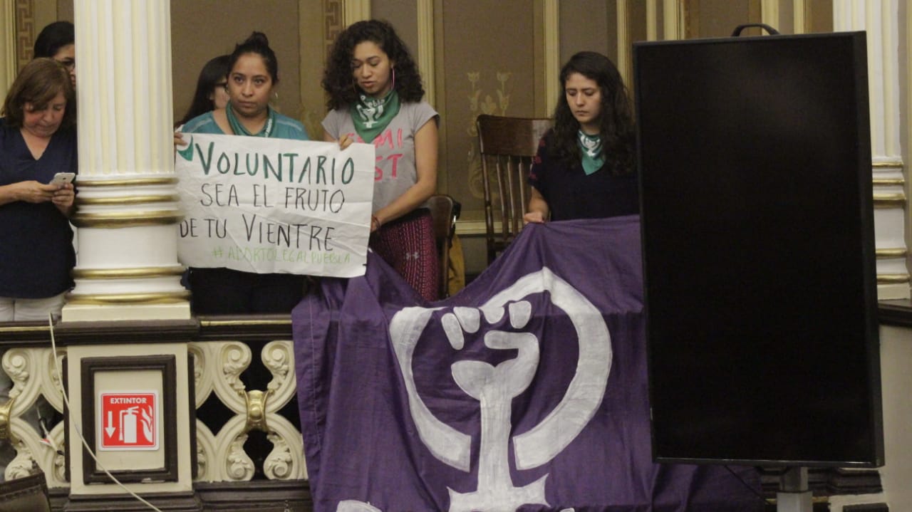 Grupos a favor y en contra de la despenalización del aborto se hicieron presentes en la sesión del congreso (Jesús Zavala)