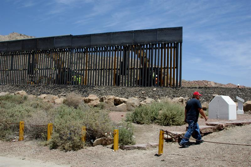 Un hombre de 56 años empezó la construcción de un muro con barrotes de acero en El Paso. |EFE