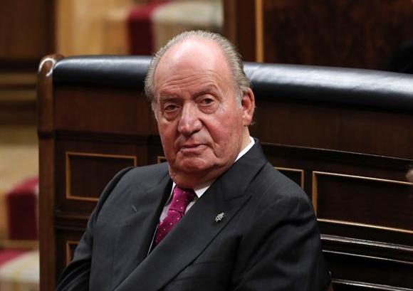 "Ha llegado el momento de pasar una nueva página en mi vida y de completar mi retirada de la vida pública", dijo en una carta. (EFE)