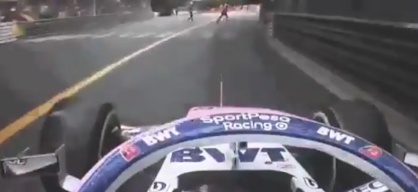Momento en el que los banderilleros cruzan la pista (Twitter: @SChecoPerez)