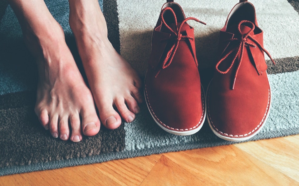 Se recomienda usar calcetín y/o calceta de algodón, nylon y licra, nada ajustables que sean ligeros y delgados. (Cortesía Pexels)