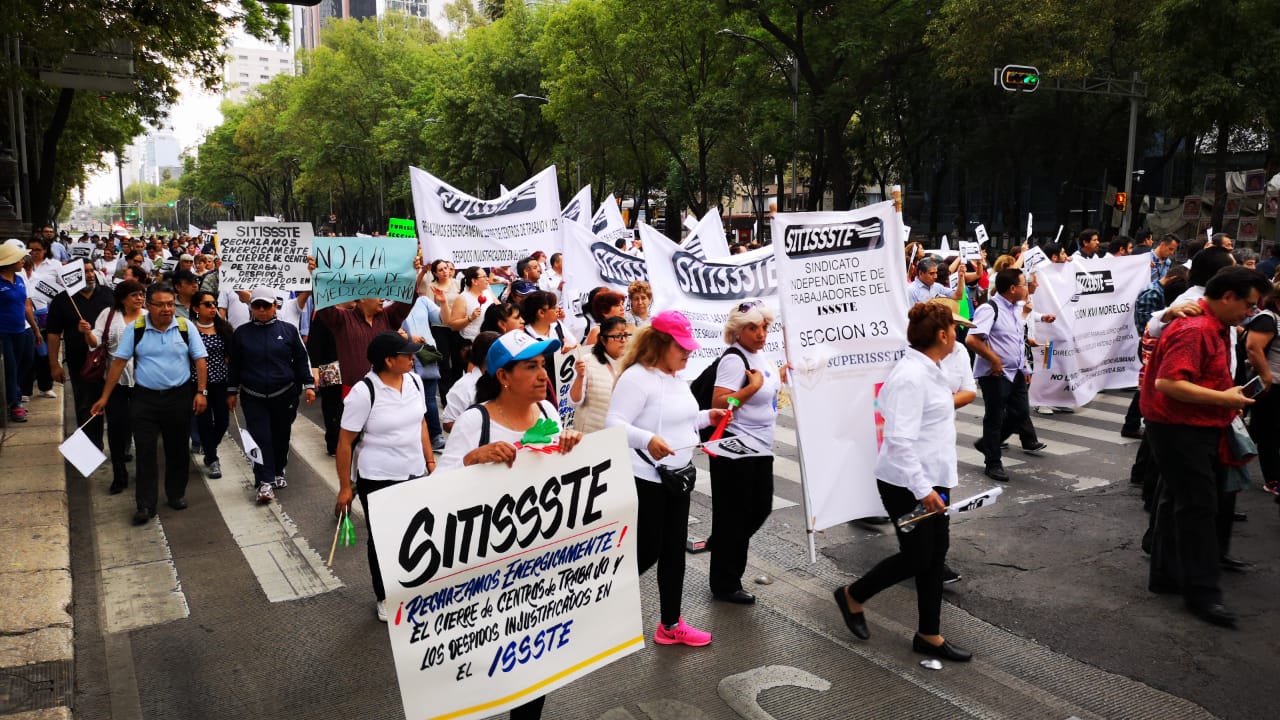 Trabajadores del ISSSTE en la marcha de Reforma. (Gabriel Ortega)