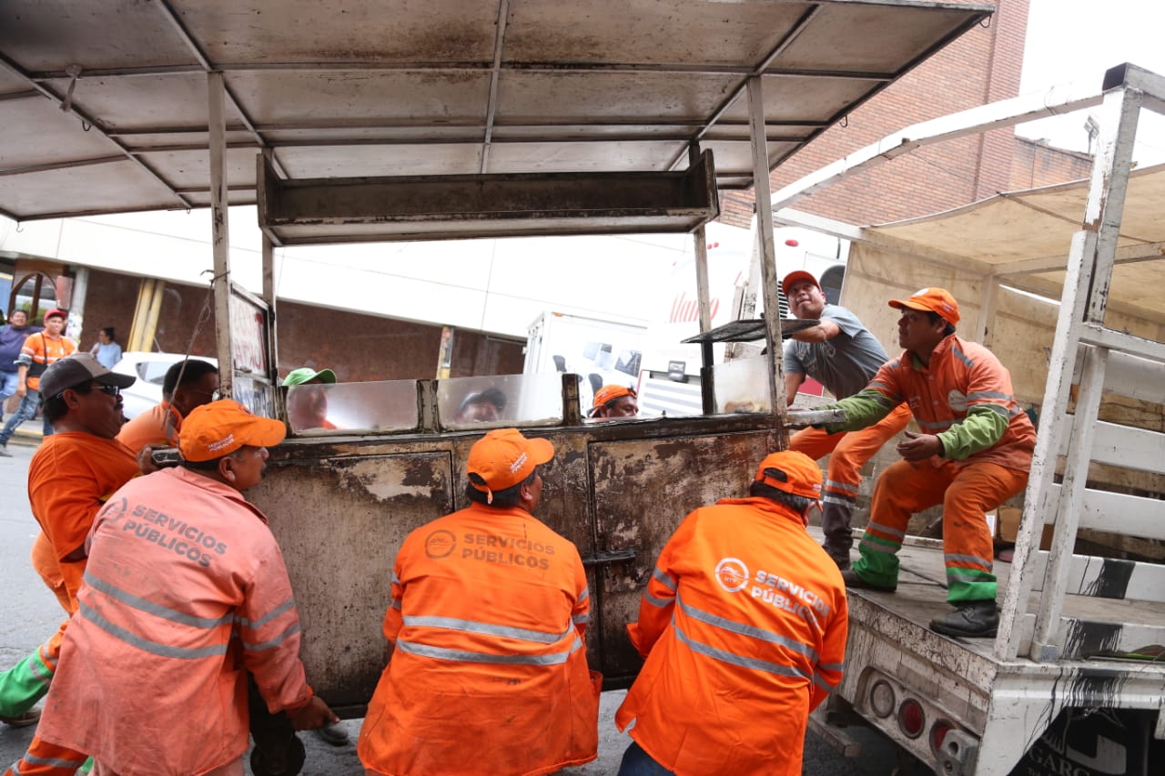 En las acciones de regulación de locales informales se decomisó la mercancía de 44 vendedores. (Foto: Jorge López)