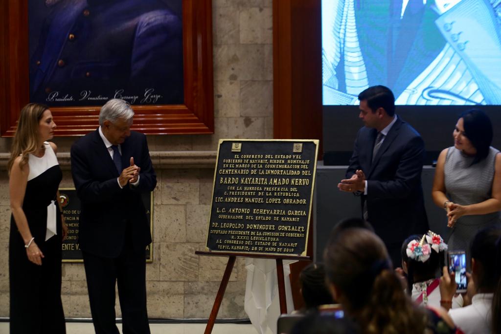 AMLO develó la placa por el centenario del nacimiento de amado Nervo , en Tepic . (Jorge Carballo)