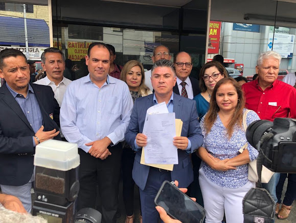 La asociación Familias Fuertes Unidas por Nuevo León interpusieron una denuncia por el delito de corrupción de menores. Foto: Especial