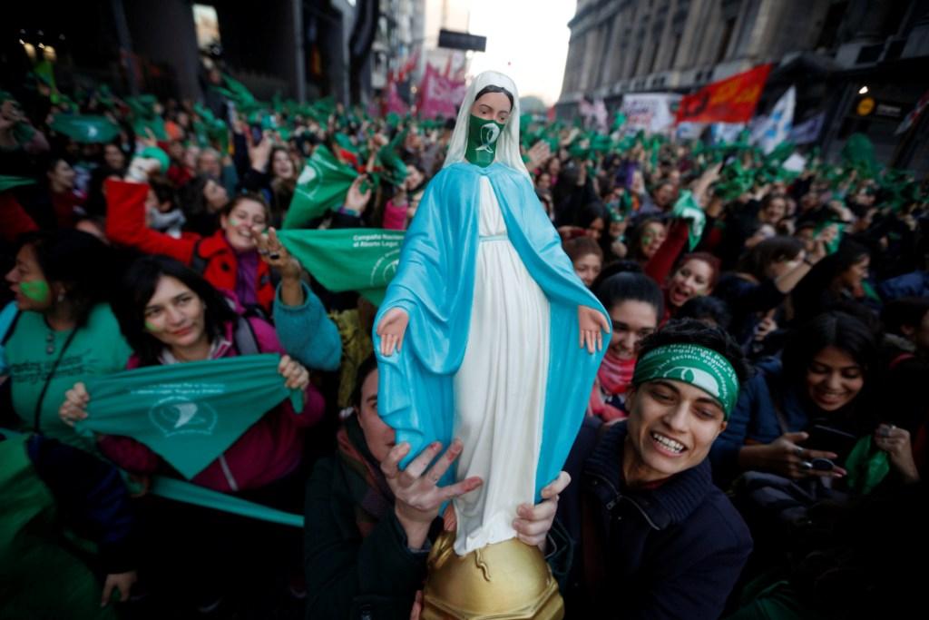 Las calles cercanas al Congreso argentino en Buenos Aires se manifestaron a favor de legalizar el aborto (AFP)