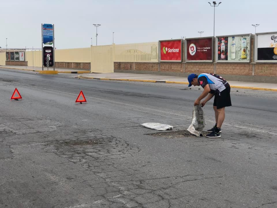 El domingo pasado, Ana, su esposo y dos hijos, lo aprovecharon para salir a la antigua carretera a San Pedro y tapar algunos pozos. (Cortesía)
