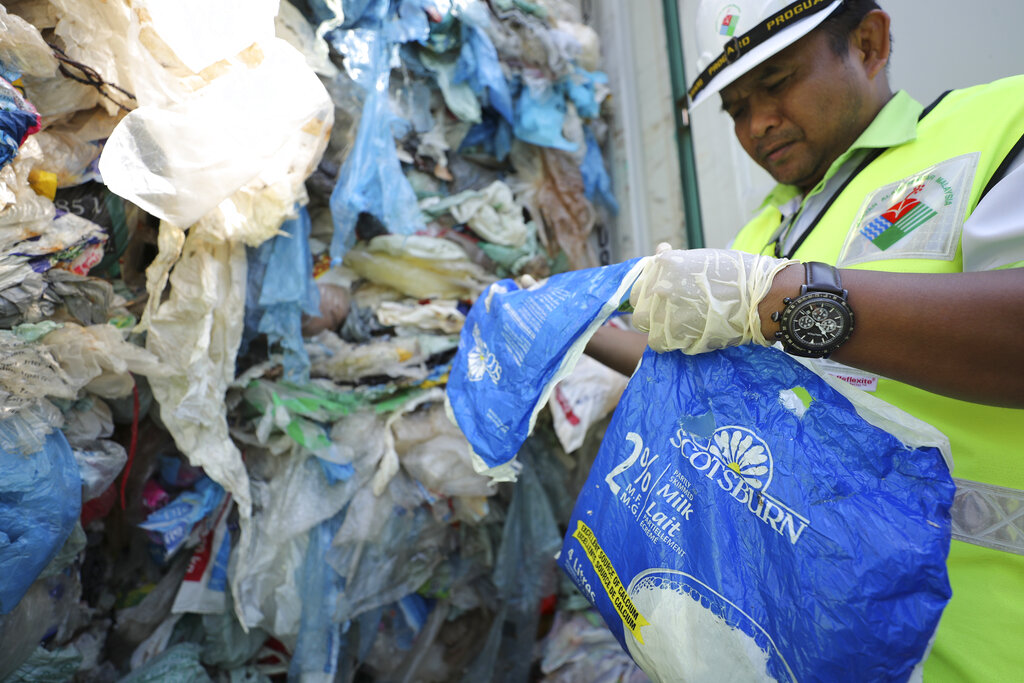 El gobierno ha cerrado docenas de centros ilegales de reciclaje de plástico que se habían multiplicado en todo el país. AP