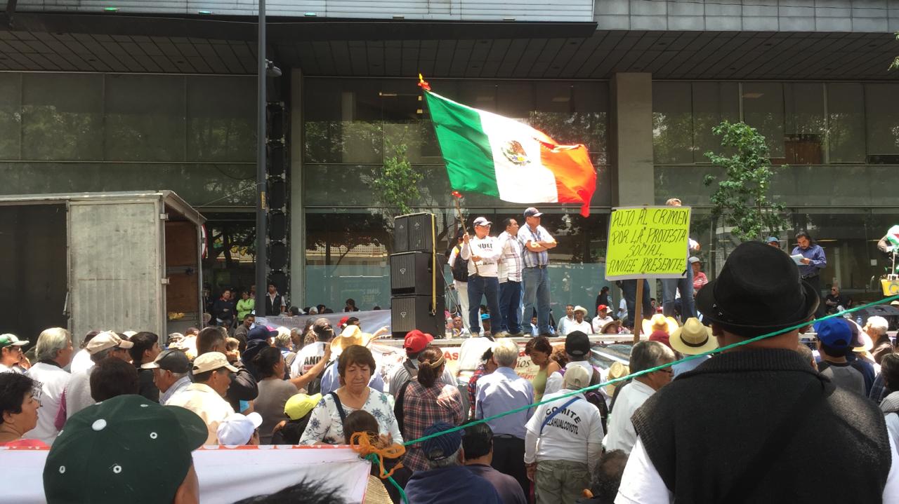 Integrantes del SME y de la  Asamblea de Usuarios de la Energía Eléctrica se manifiestan frente a Sener (Jesús Quintar)