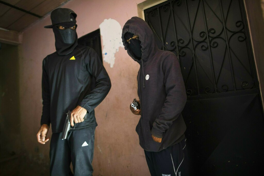El Negrito lidera a un grupo de mercenarios llamados los Crazy Boys. AP