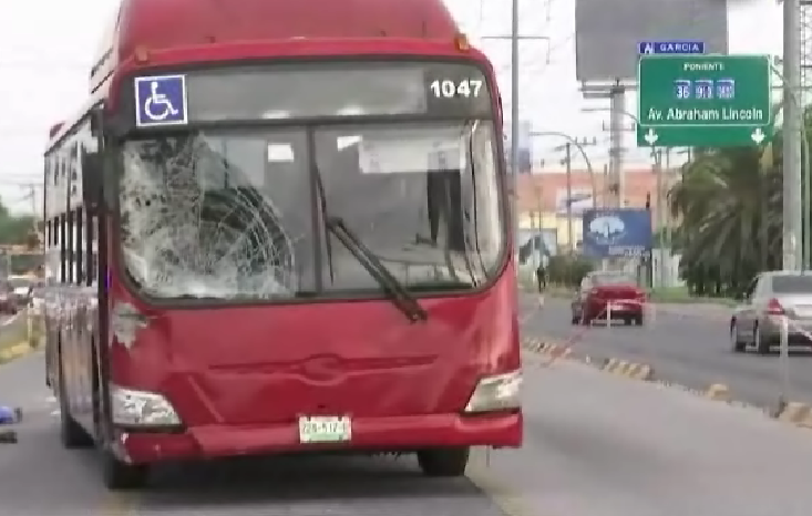 Al parecer el hombre iba distraído al momento de cruzar la calle. Foto: Especial