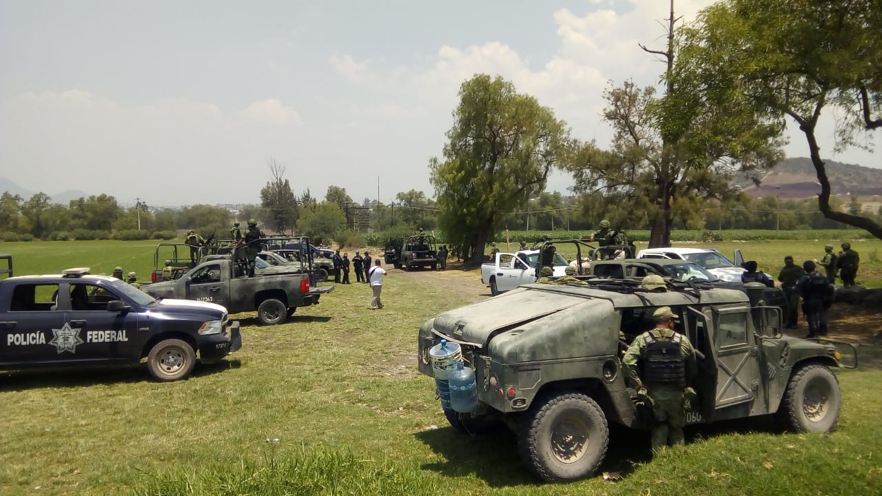 Pobladores evitan decomiso de huachicol y agreden a militares. (Cortesía)