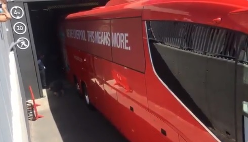 Autobús del Liverpool se queda atorado en túnel del Wanda Metropolitano (Twitter @CapitalChambo)