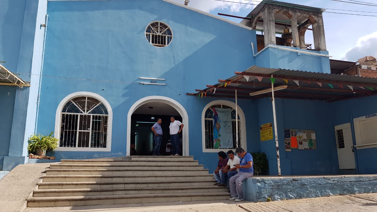 Familiares de las víctimas se han reunido en la parroquia de Tuxtla Gutiérrez. (Abraham Jiménez)