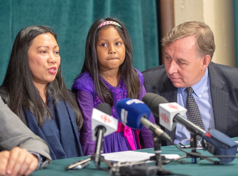 La filipina Vanessa Rodel, junto a su hija  Keana y su abogado, apeló en su petición a "razones humanitarias". (AP)