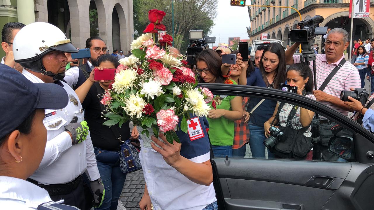 La mujer lanzó flores y su celular. (Isabel Zamudio)