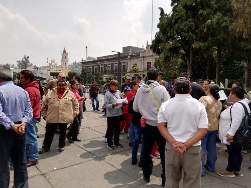 Esta tarde los quejosos se reunieron frente al ayuntamiento. (Abadiel Martínez)