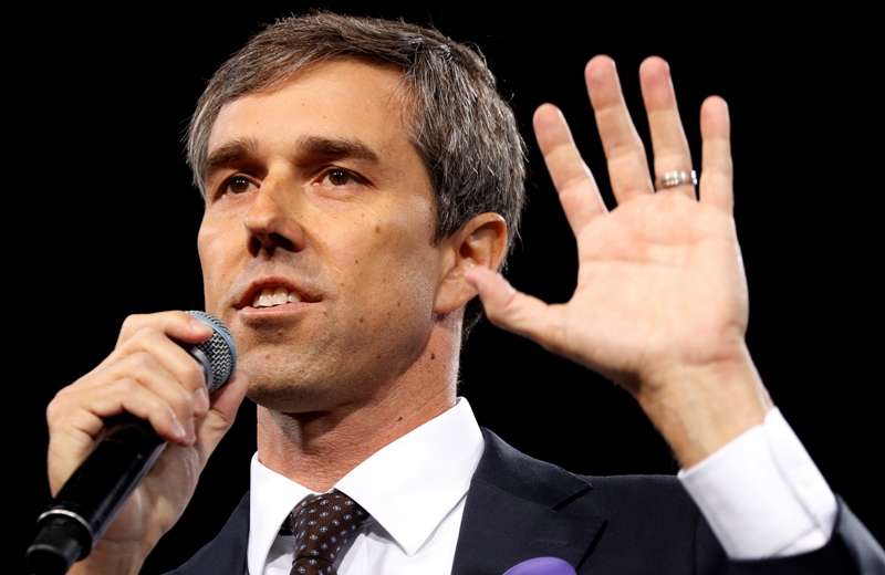 O’Rourke aseguró que cancelará la política que ordena enviar a México a los solicitantes de asilo. (AP)