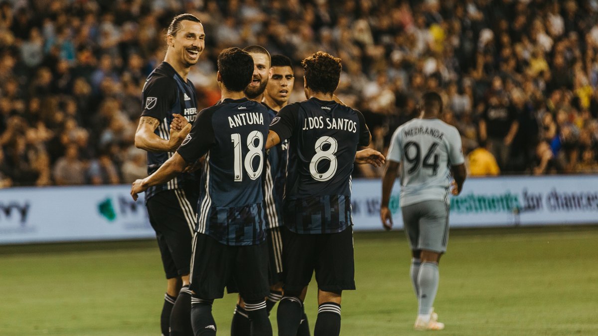 Dos Santos y Antuna fueron titulares en el Sporting KC vs. Galaxy (Twitter @LAGalaxy)