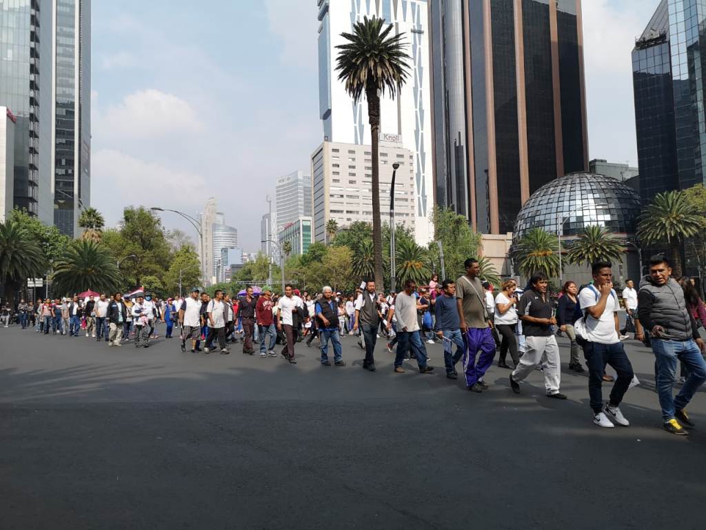 Los vagoneros caminan sobre Paseo de la Reforma hacia el Zócalo. | César Velázquez