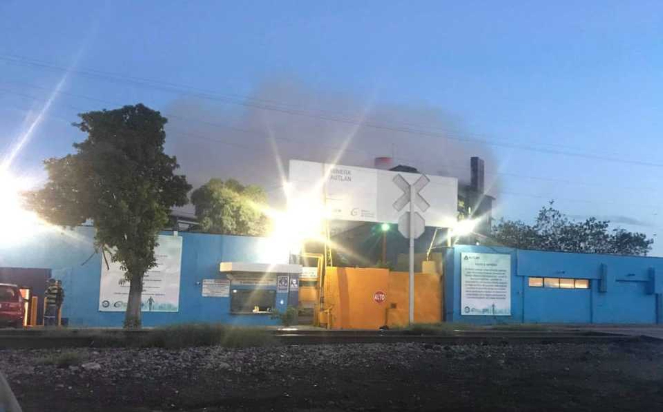 Los vecinos mencionaron que la empresa libera gases por las madrugadas. (Especial)