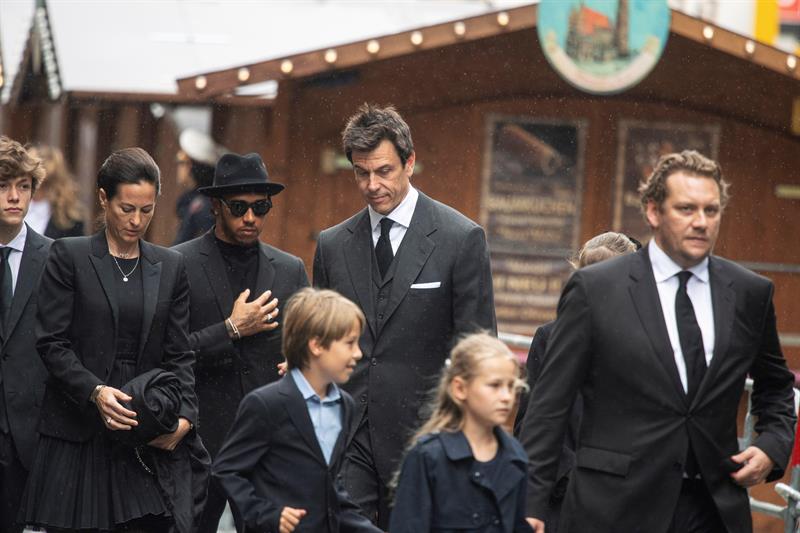 La viuda de Niki Lauda, Lewis Hamilton y Toto Wolff durante el funeral de la leyenda de F1 (EFE)