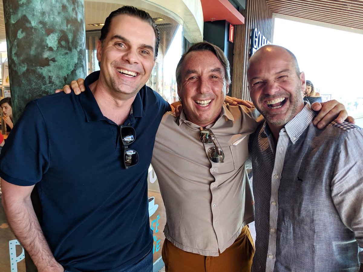 Christian Martinoli y Luis García se toman foto con Emilio Azcárraga (Twitter @GarciaPosti)