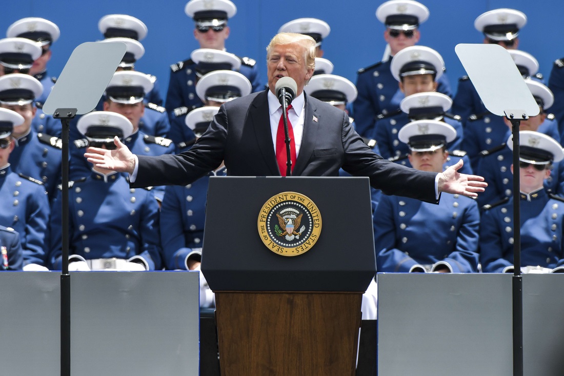 Donald Trump anunció que aumentará 5% los aranceles a los productos mexicanos que ingresen a su país. (AFP)