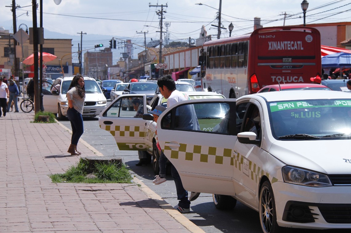 Hay un estimado de 3 mil taxis que circulan y ofrecen sus servicios en la modalidad de colectivos (Archivo)