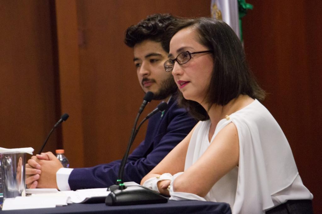 Francisco Javier Vela y Tania de la Paz Pérez en conferencia (Cuartoscuro)