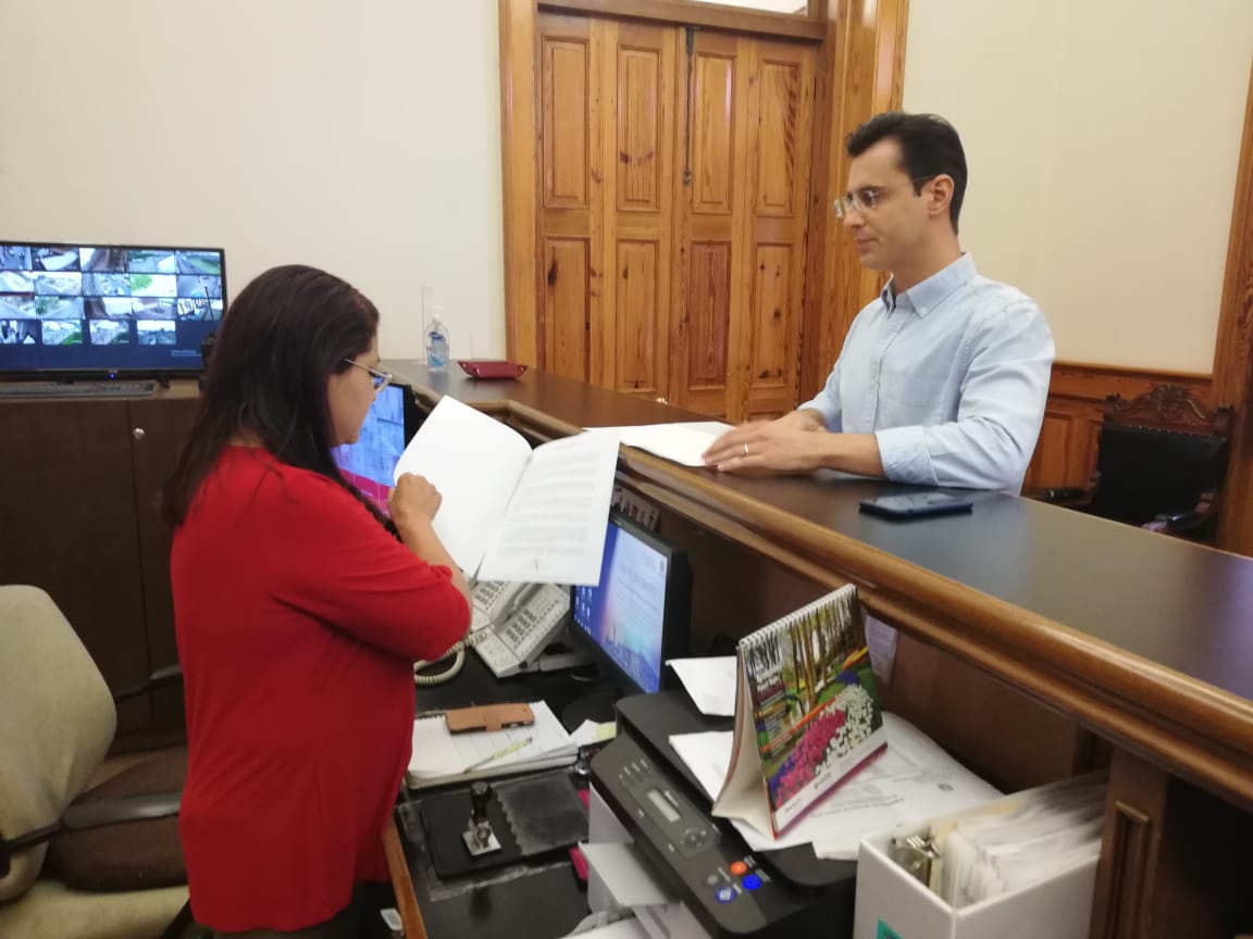 Jesús Horacio González Delgadillo entregó una carta al mandatario estatal. Foto: Eduardo Mendieta