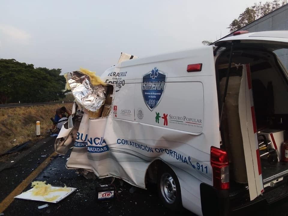 La ambulancia se impactó contra un tráiler. (Isabel Zamudio)