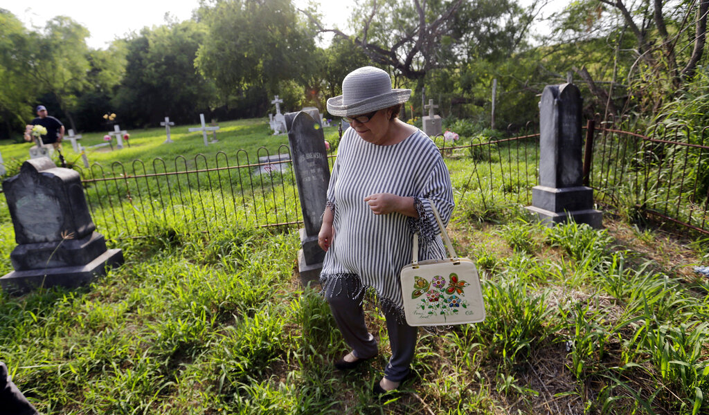 Bajo los planes actuales para el muro fronterizo, un cementerio del siglo 19 podría desaparecer. (AP)