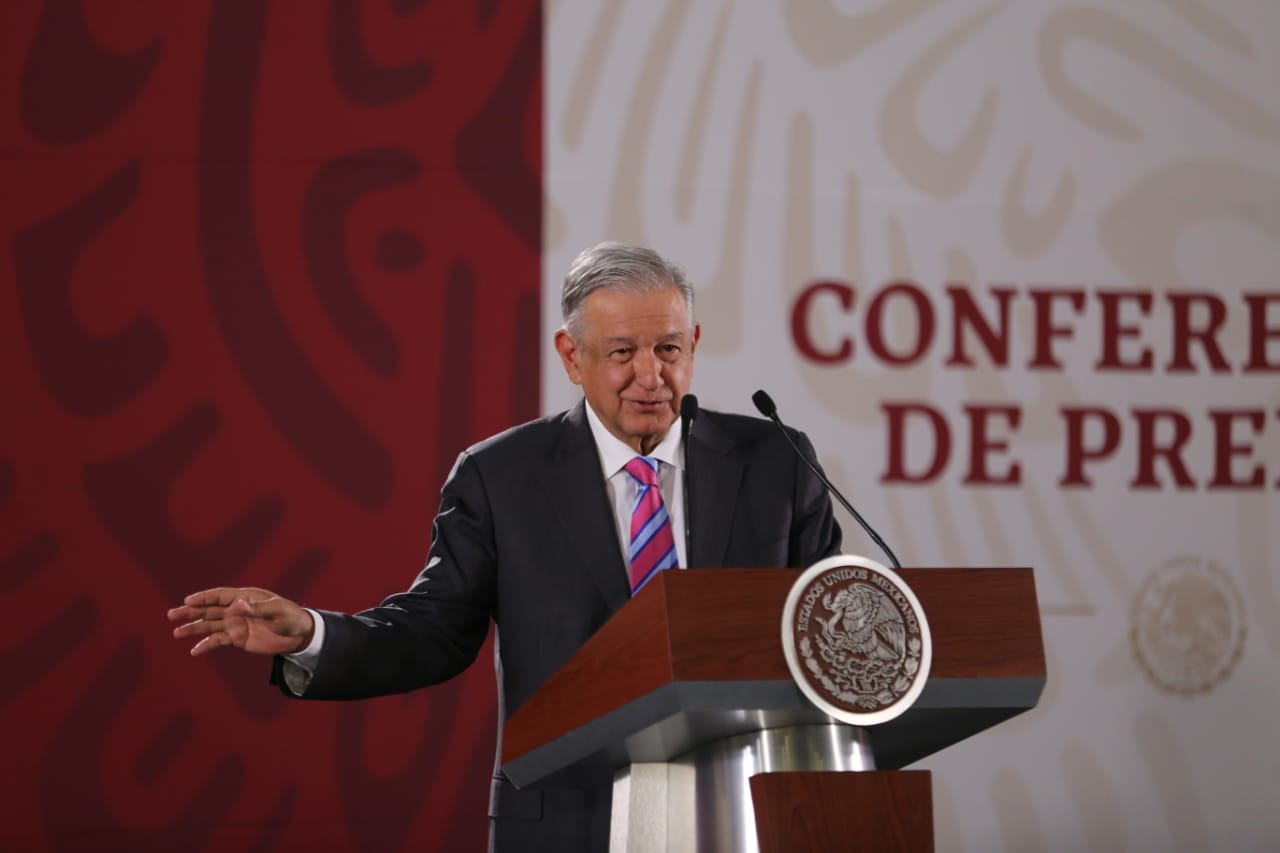 El presidente Andrés Manuel López Obrador descartó riesgos en la paquetería que recibe en Palacio Nacional (Javier Ríos)